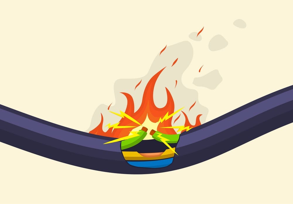 NHỮNG KIỂU TIẾT KIỆM KHÔNG CẦN THIẾT NHƯNG GÂY TÁC HẠI KHÔN LƯỜNG 6 broken short circuit burning electrical cable wire vector 38872754