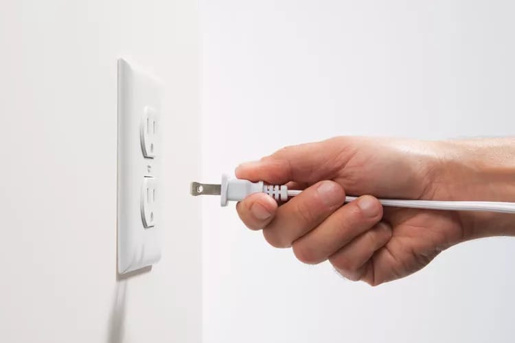 Những vấn đề phổ biến trong ổ cắm điện yêu cầu phải thay thế ngay 3 nhung hu hong cua o cam yeu cau phai thay the ngay 1